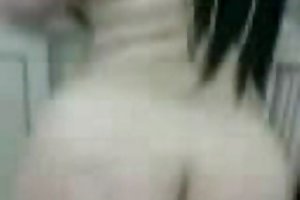 Negerpimmel在她的紧张阴茎中吮吸
