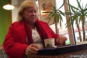 家庭主妇女王Lissandra对裸体德国老板感到惊讶
