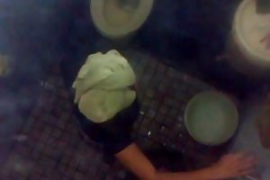 两个女士让一个男人的大鸡巴为他们的阴部悸动