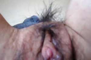 肮脏的荡妇共享一个幸运的公鸡
