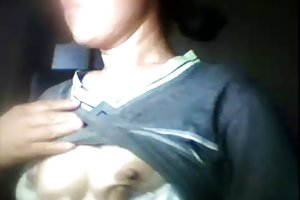 奇妙的麦莉在她的阴部深处有两个黑色的迪克