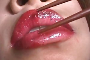青少年钉在她睡觉的女朋友旁边的睡衣派对上