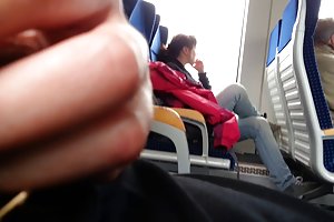 小小的金发女郎感觉很好，她不能把小便放回去