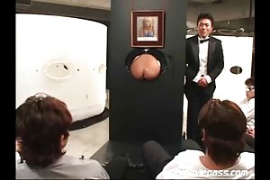 Dani Jensen在鱼网丝袜中变得很生气