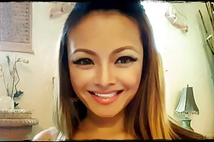 可爱的小艾丽斯从后面安装