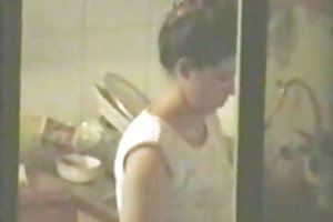 幸运的男人有一个礼物打开青少年女士