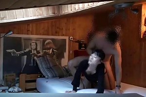 他来破坏她，但他却破坏了坚果