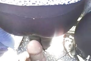 丰满的妓女分享一只公鸡
