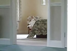莉娜炫耀她砰砰的炙热身体