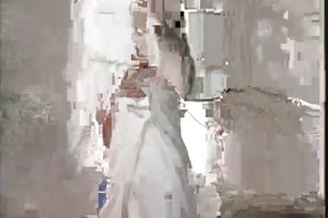 华丽的女士玩她的屁股，享受她的小便
