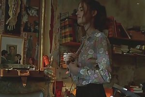 在厨房里纤细的青少年让小便流动