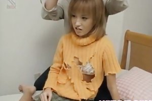 雷拉尼直接抬起她的阴部