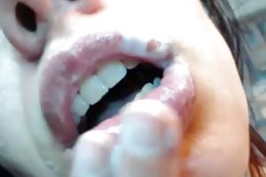 纤细的女人张开，以取悦她的热辣
