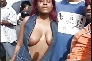 纹身的西班牙辣妹