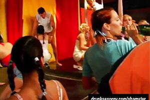 戴着逗人喜爱的眼镜的浅黑肤色的男人准备好好ramming