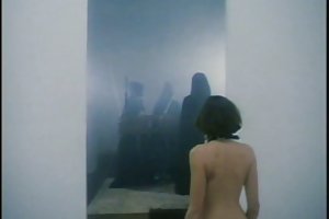 热三人组有两个弯曲的炸弹